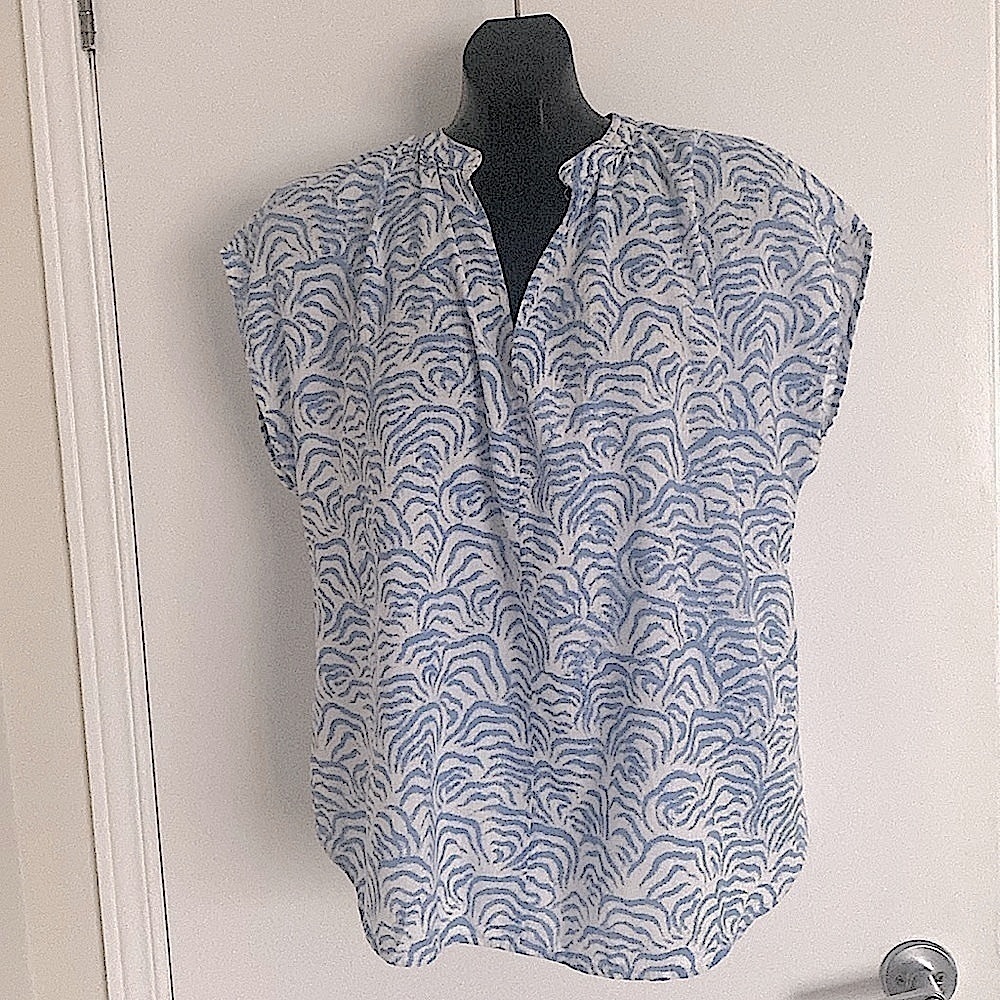 H&M, Short Sleeved loose fitting Blue and white blouse, Size Medium